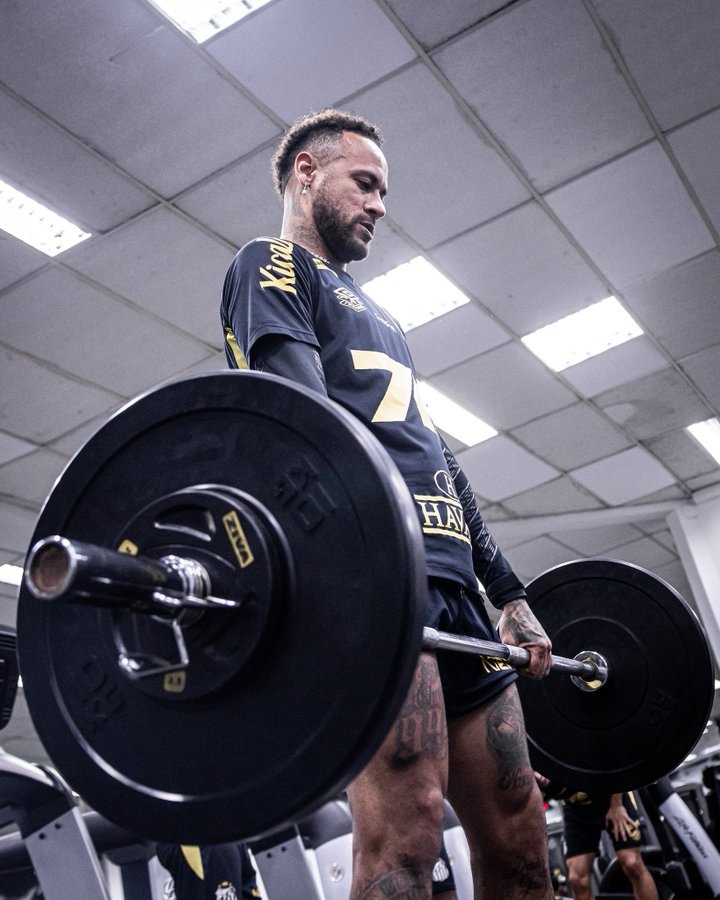 桑托斯社媒晒内马尔训练照，球员回归以来12场3球3助&amp;续约至年底