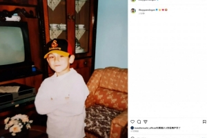 开云登录入口-圆梦？京多安社媒晒儿时头戴加拉塔萨雷队徽球帽照片